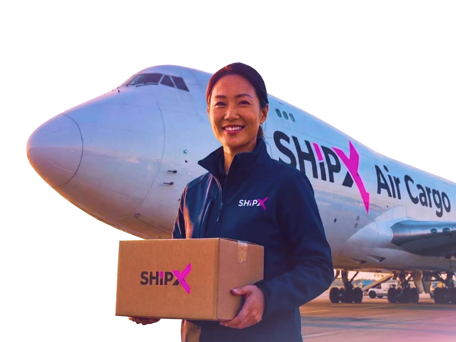 สมาชิกทีม ShipX ในแจ็กเก็ตแบรนด์กำลังถือพัสดุ ShipX