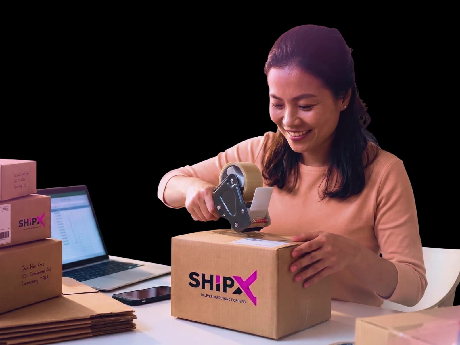 ผู้ขาย ShipX กำลังยิ้มขณะแพ็กพัสดุที่มีแบรนด์ ShipX
